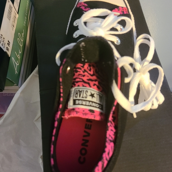 Shoes - Picture 6 of 8